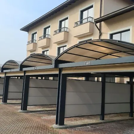 ホテル Elysium Raya Mediglia