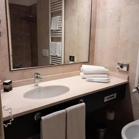 ホテル Elysium Raya Mediglia